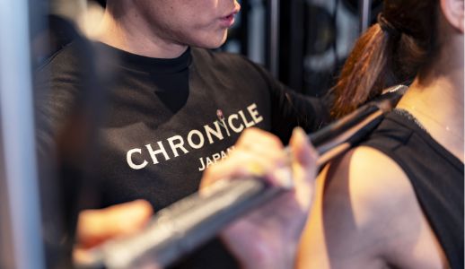 ウエイトトレーニングを指導する風景