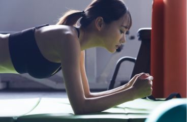 トレーニングする女性