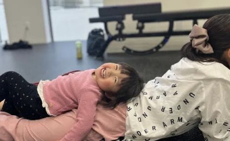 トレーニング中の子供と女性