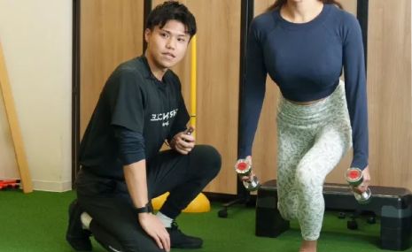 トレーニング中の男性と女性