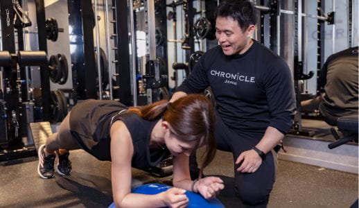 プランクを指導するトレーナー