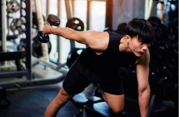 トレーニングする男性