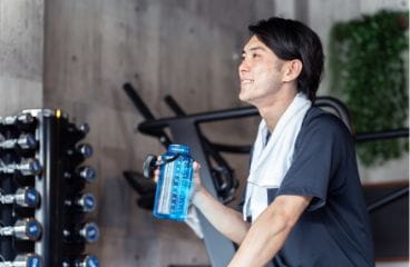 トレーニングする男性