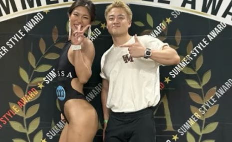 決めポーズをする男性と女性