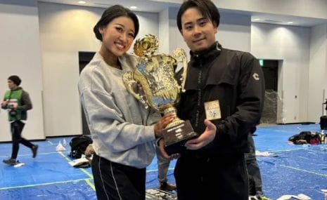 トロフィーを持つ男性と女性